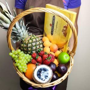 Фруктовая корзина с конфетами