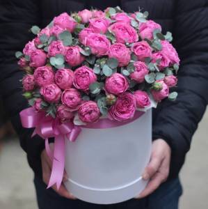 Букет из пионовидных роз в цилиндре