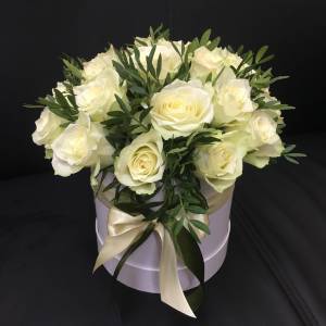 Шляпная Коробка с 19 Кенийскими розами