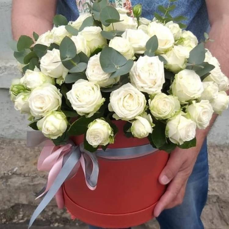 Кустовые розы "Мисс Бомбастик" в коробке Кустовые розы "Мисс Бомбастик" в коробке