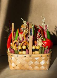 Мужская корзина с колбасой