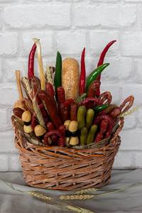 Мужской букет в корзине