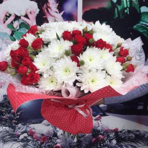 Букет из кустовых роз и хризантем "Искренняя благодарность"