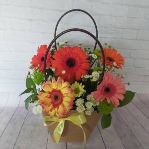 Коробка из гербер и хризантем