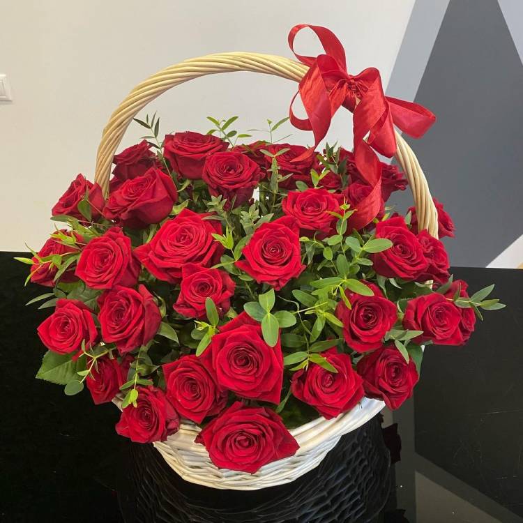 Корзиночка с красными розами