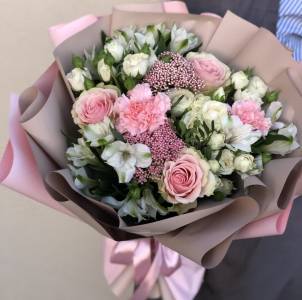 Букет из Кустовых Роз и Альстромерии "Нежный поцелуй"