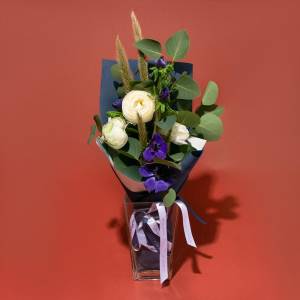 Букет с анемонами "Камелия"