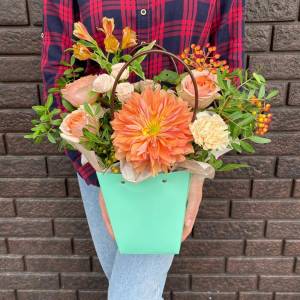 Букет с георгинами "Фантазия"