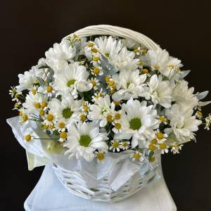 Композиция в корзине из белой хризантемы