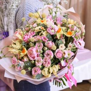 Букет с нарциссами "Загадочная Глория"