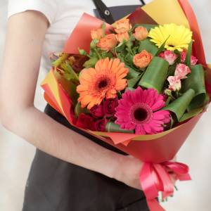 Букет из голландской кустовой розы и гербер "Буйство цвета"