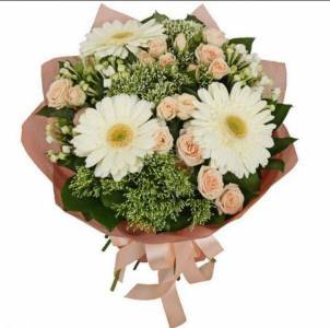 Букет с мини герберами и розами "Летнее наслаждение"