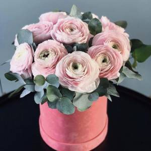 Ранункулюсы в коробке