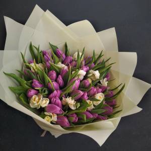 Букет с нарциссами "Лиловый"