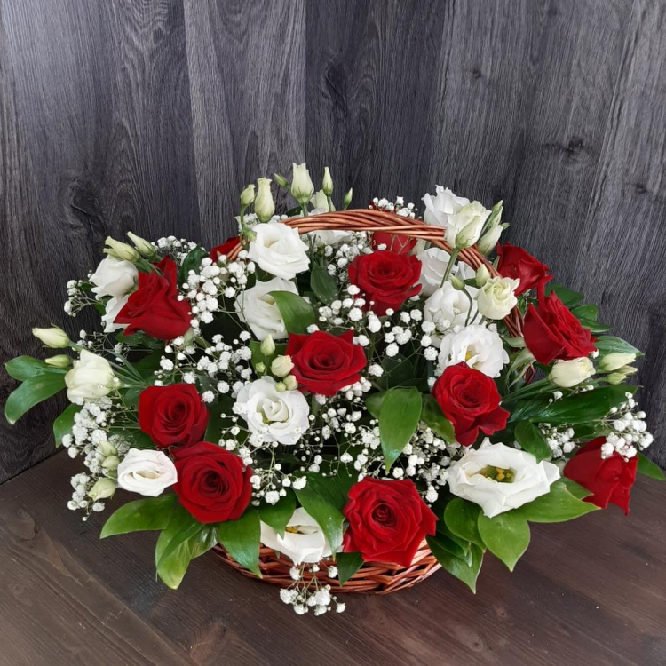 Сборная корзина из красных роз и эустомы