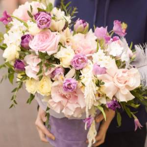 Букет с нарциссами "Сиреневый туман"