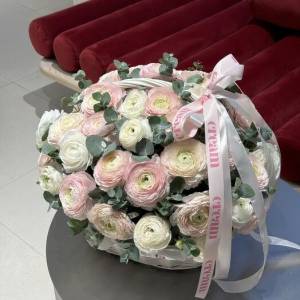 Ранункулюсы в корзинке